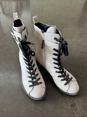 Kendall & Kylie white lace up boots with side zipper